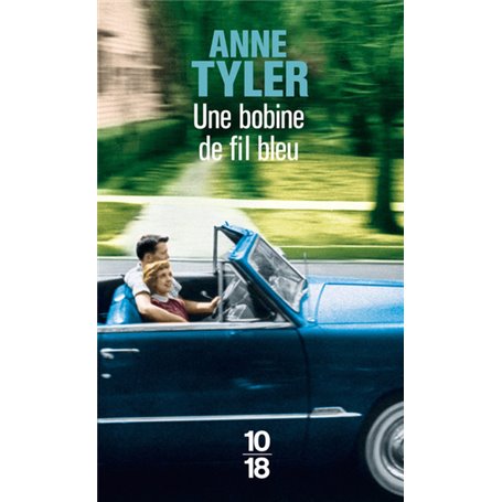 Une bobine de fil bleu