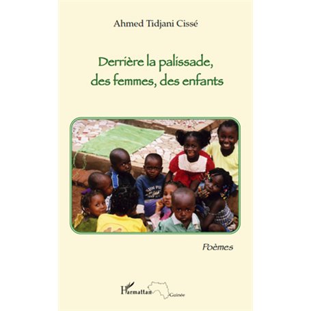 Derrière la palissade, des femmes, des enfants