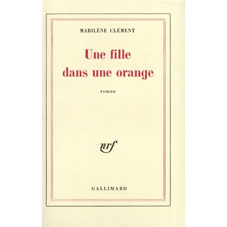 Une fille dans une orange