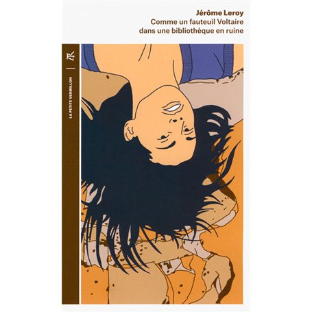 Comme un fauteuil Voltaire dans une bibliothèque en ruine