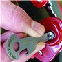 True Utility Key Tool - 8 In 1 Multitool - Couteau coupeur de coffre-fort, tournevis, décapsuleur, lime à ongles, pince à épiler