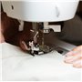 Cecotec Machine à coudre électronique BelleCouture 21500. Machine à coudre avec 215 points, écran LCD, bras libre, enfilage et b