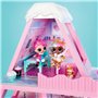 L.O.L. Surprise! Winter Snow Chalet avec Tot - en Bois Véritable, + de 15 Surprises, Livré avec Une Poupée Exclusive, pour Les E