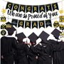 Bannière de félicitations de remise de diplôme classe de 2025, noir et doré à paillettes « We are So Proud of You » avec tourbil
