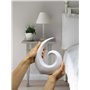 Sculpture élégante en céramique - décoration Moderne en Blanc à crème - Spirale décorative de 20 cm de Haut - Convient également
