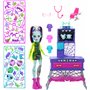Monster High Coffret Création de Petits Monstres avec poupée Frankie Stein, Plus de 30 éléments et Meubles de Laboratoire, JBF18