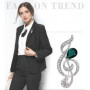 Broche Belons tendance en forme de note de musique/clé de sol avec strass et cristal vert en forme de goutte, pour femme