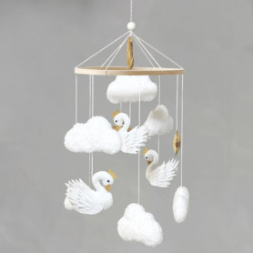 Carillon mobile en forme de cygne blanc, couronné, cygne blanc, nuages, étoiles, lit de bébé, mobile en bois avec boules en feut