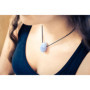 Lebensquelle Plus Pendentif Goutte d'eau en Pierre de chalcedon avec Bracelet en Cuir Bleu