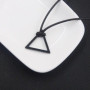 Collier Triangle Noir Minimaliste en Métal - Pendentif Géométrique Unisexe