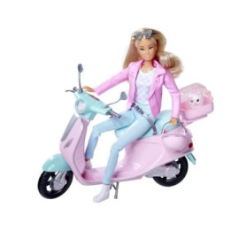 Steffi Love et son scooter élégant avec chien